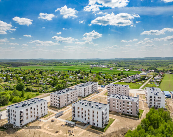 widok blokow z drona