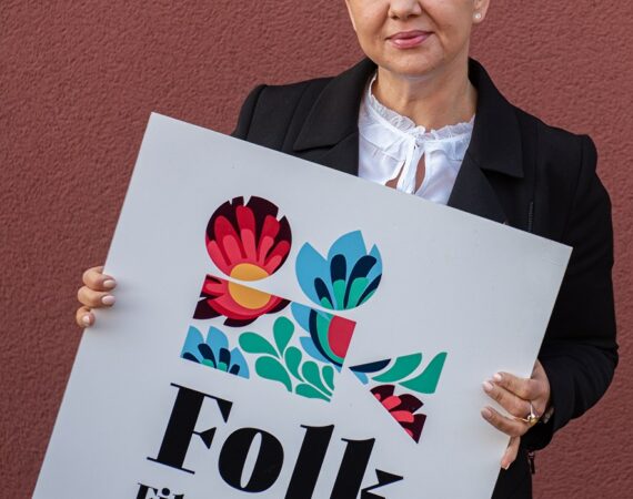dyrektor centrum kultury i biblioteki publicznej gminy i miasta sianow z tablica folk film festiwal 0