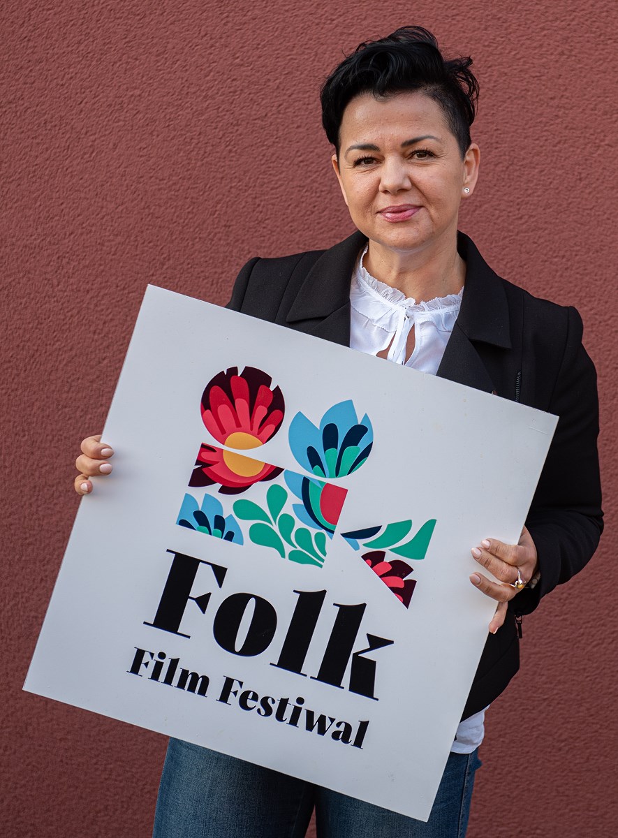dyrektor centrum kultury i biblioteki publicznej gminy i miasta sianow z tablica folk film festiwal 0