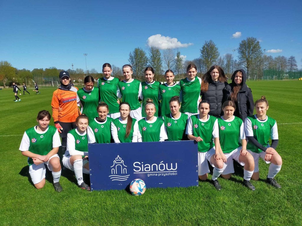 Seniorki UKS Victoria SP 2 przed meczem z LFA Szczecin w Sianowie