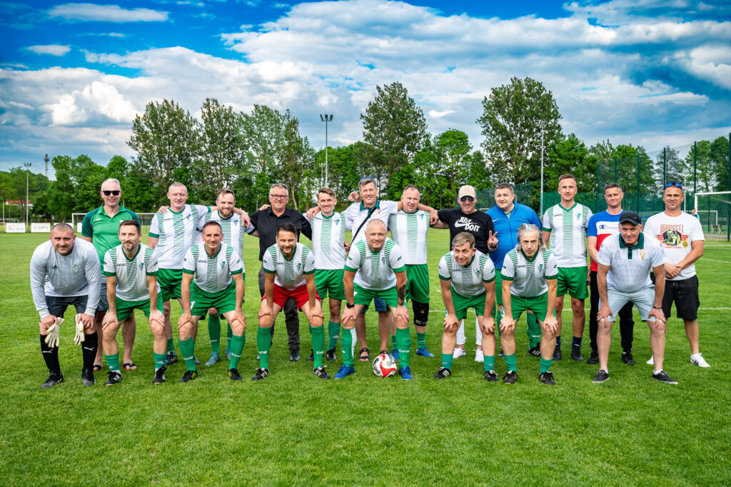 Oldboje Stowarzyszenia Victoria Sianów przed meczem z Oldbojami Tychowa