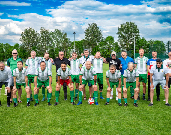 Oldboje Stowarzyszenia Victoria Sianów przed meczem z Oldbojami Tychowa