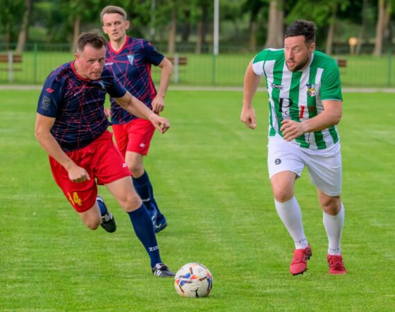 mecz oldbojów Stowarzyszenia Victoria Sianów z Olimpem Złocieniec 1